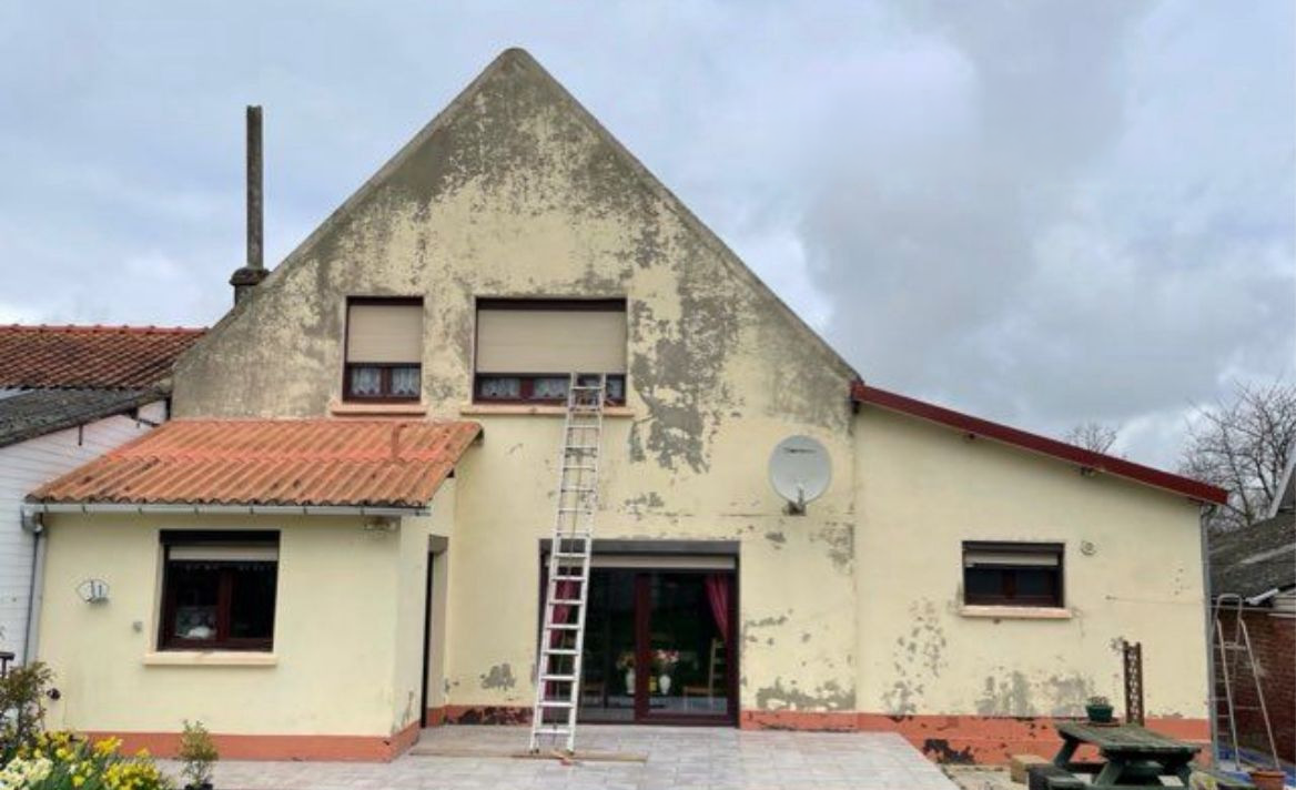 Façade défraîchie avant peinture en Ariège