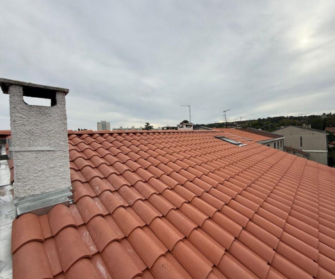 Solin et habillage zinc d'une souche de cheminée à Tarascon-sur-Ariège